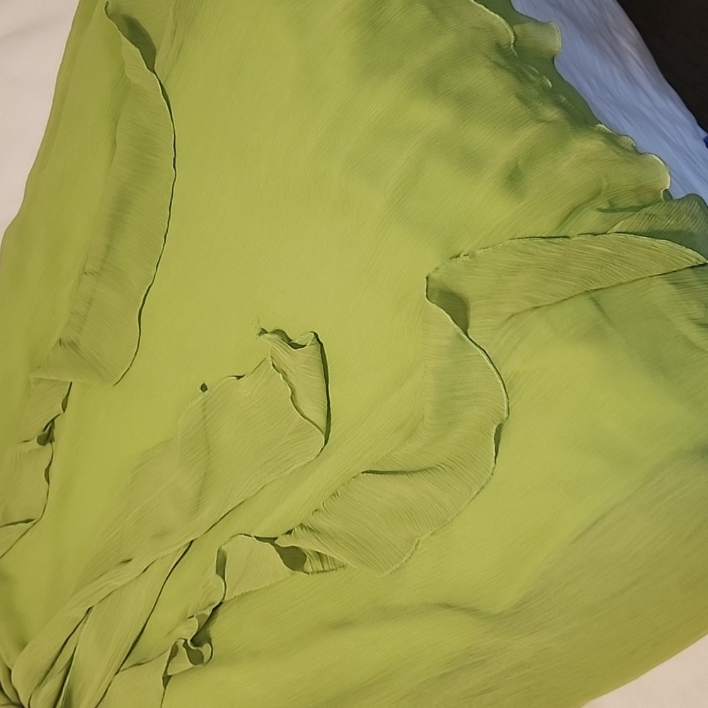 Beautiful green dress - Picture 3 of 4